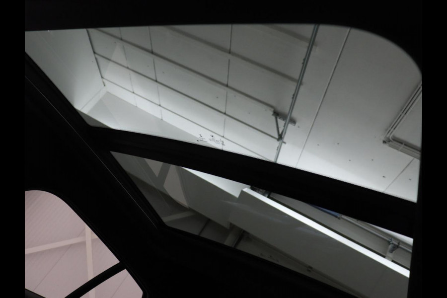 BMW 1-serie 118i M Sport | Panoramadak | Leder | Stoelverwarming | Carplay | Sfeerverlichting | Camera | Live Cockpit | Sportstoelen | Navigatie | Park Assist