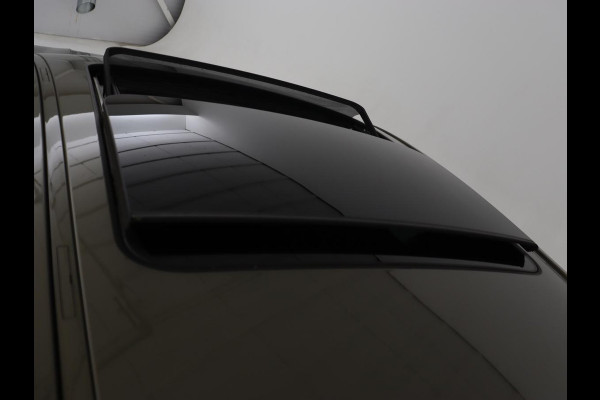 BMW 1-serie 118i M Sport | Panoramadak | Leder | Stoelverwarming | Carplay | Sfeerverlichting | Camera | Live Cockpit | Sportstoelen | Navigatie | Park Assist