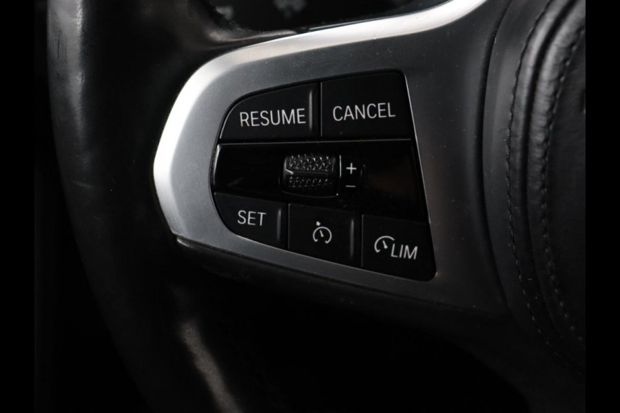 BMW 1-serie 118i M Sport | Panoramadak | Leder | Stoelverwarming | Carplay | Sfeerverlichting | Camera | Live Cockpit | Sportstoelen | Navigatie | Park Assist