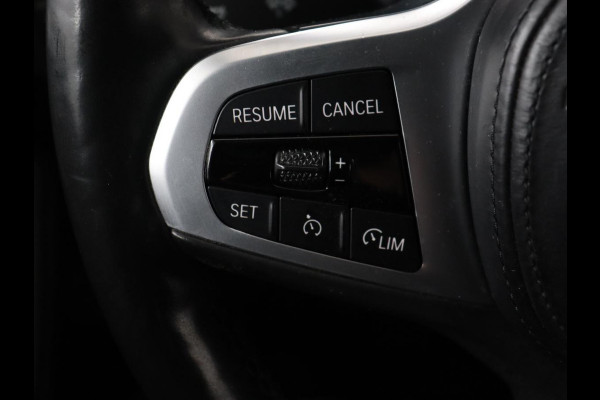 BMW 1-serie 118i M Sport | Panoramadak | Leder | Stoelverwarming | Carplay | Sfeerverlichting | Camera | Live Cockpit | Sportstoelen | Navigatie | Park Assist