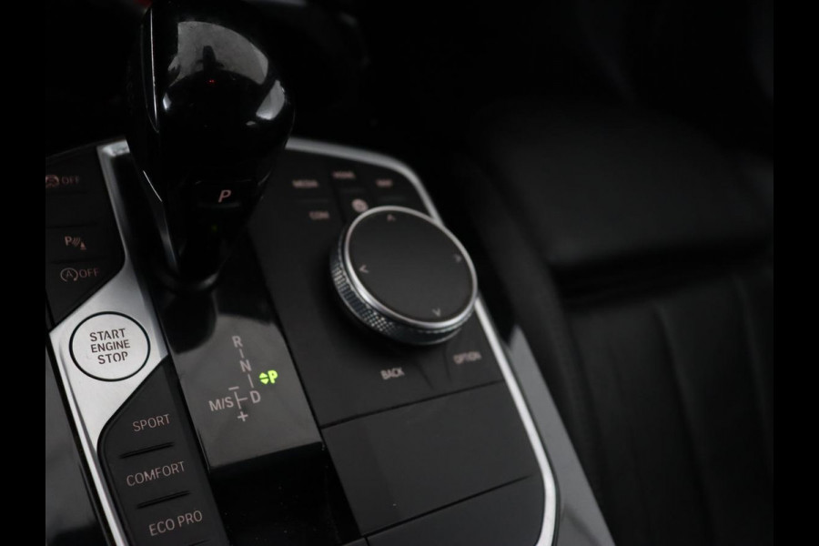 BMW 1-serie 118i M Sport | Panoramadak | Leder | Stoelverwarming | Carplay | Sfeerverlichting | Camera | Live Cockpit | Sportstoelen | Navigatie | Park Assist
