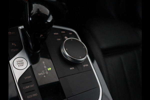 BMW 1-serie 118i M Sport | Panoramadak | Leder | Stoelverwarming | Carplay | Sfeerverlichting | Camera | Live Cockpit | Sportstoelen | Navigatie | Park Assist
