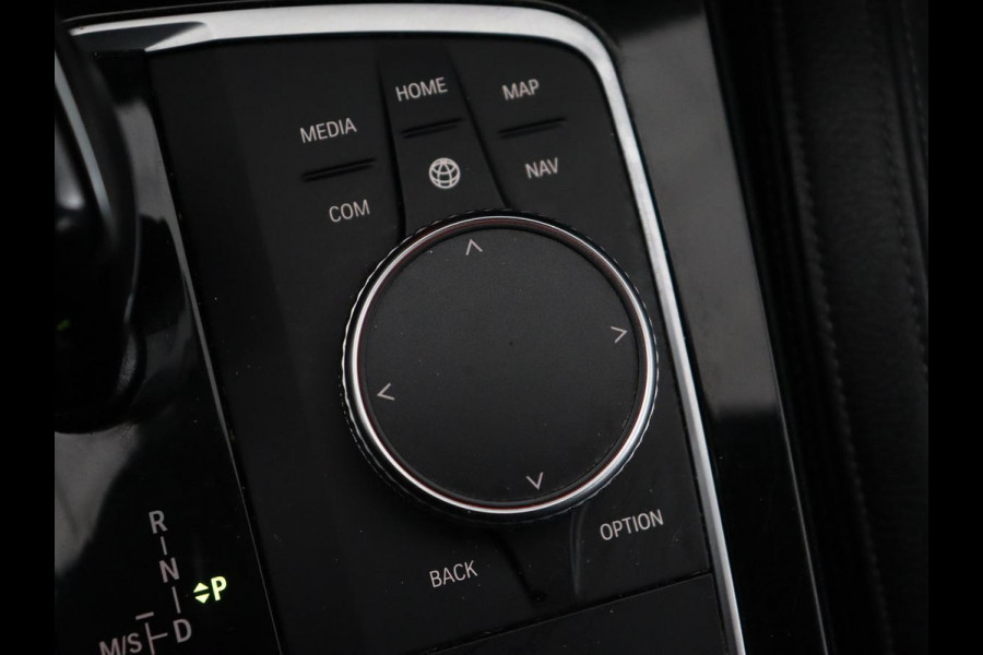 BMW 1-serie 118i M Sport | Panoramadak | Leder | Stoelverwarming | Carplay | Sfeerverlichting | Camera | Live Cockpit | Sportstoelen | Navigatie | Park Assist