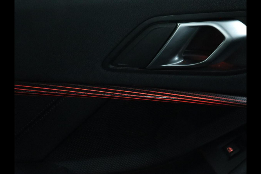 BMW 1-serie 118i M Sport | Panoramadak | Leder | Stoelverwarming | Carplay | Sfeerverlichting | Camera | Live Cockpit | Sportstoelen | Navigatie | Park Assist