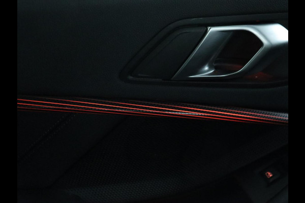 BMW 1-serie 118i M Sport | Panoramadak | Leder | Stoelverwarming | Carplay | Sfeerverlichting | Camera | Live Cockpit | Sportstoelen | Navigatie | Park Assist