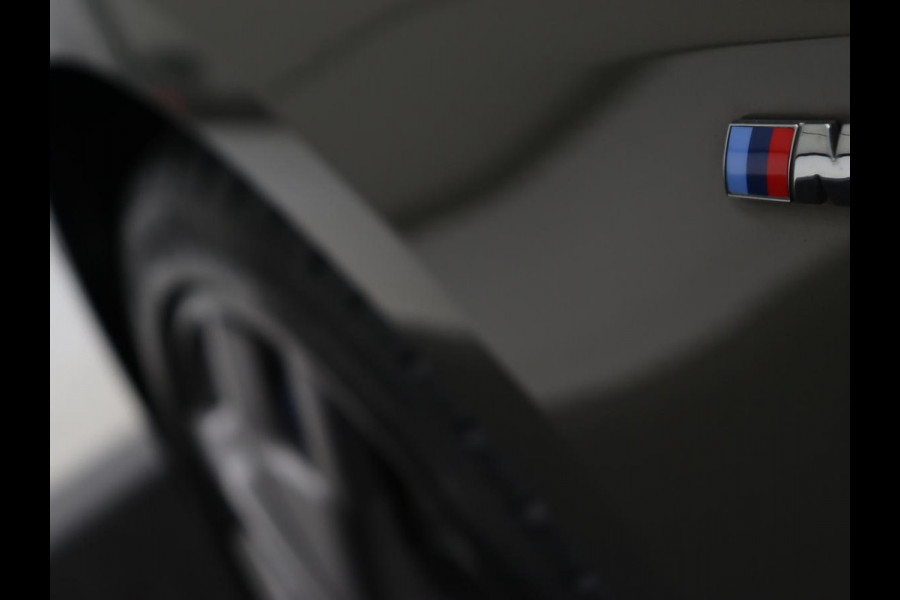 BMW 1-serie 118i M Sport | Panoramadak | Leder | Stoelverwarming | Carplay | Sfeerverlichting | Camera | Live Cockpit | Sportstoelen | Navigatie | Park Assist