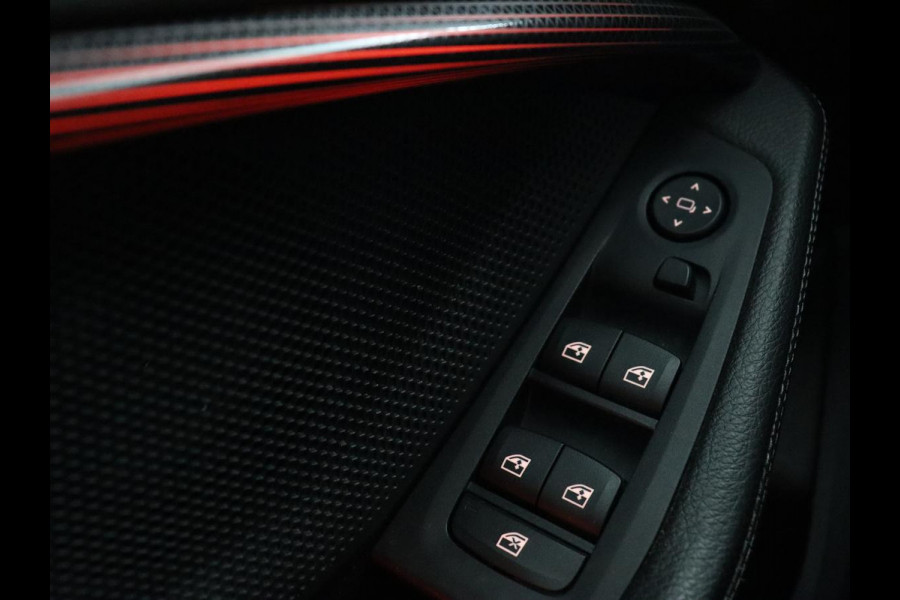 BMW 1-serie 118i M Sport | Panoramadak | Leder | Stoelverwarming | Carplay | Sfeerverlichting | Camera | Live Cockpit | Sportstoelen | Navigatie | Park Assist