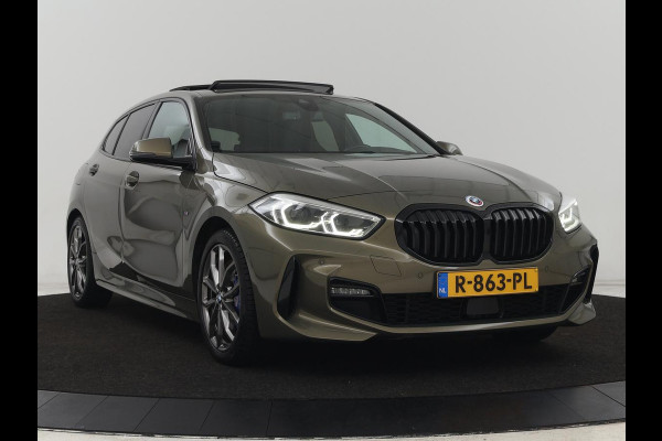 BMW 1-serie 118i M Sport | Panoramadak | Leder | Stoelverwarming | Carplay | Sfeerverlichting | Camera | Live Cockpit | Sportstoelen | Navigatie | Park Assist