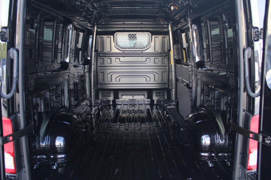 Volkswagen Crafter 35 2.0 TDI L3H3 177pk - Facelift - Navigatie - LED - Geveerde stoel - Virtual cockpit - Camera - Trekhaak - Stoelverwarming - Ri