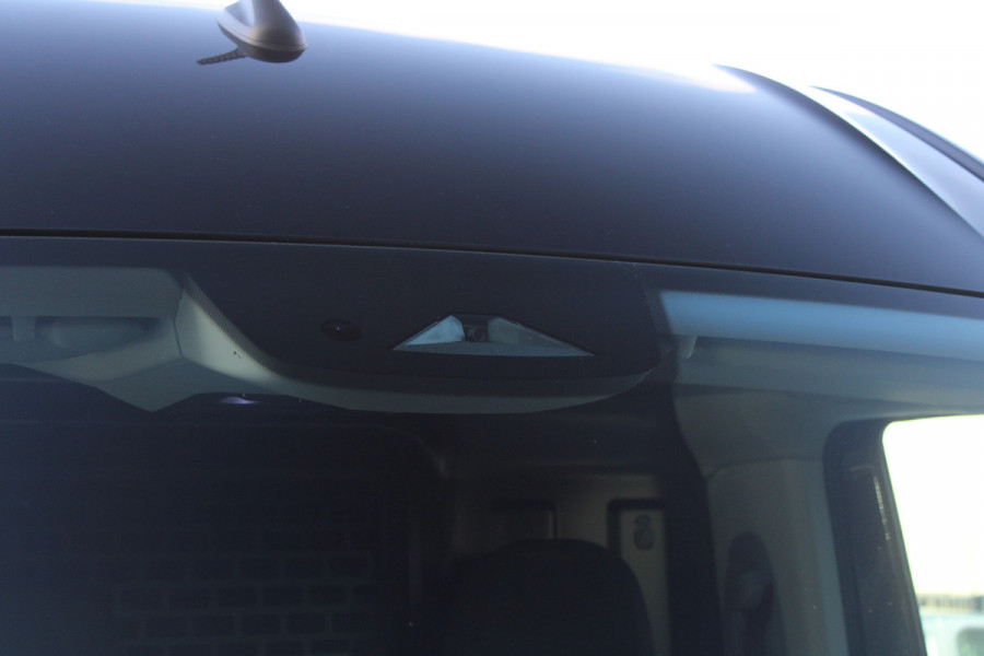 Volkswagen Crafter 35 2.0 TDI L3H3 177pk - Facelift - Navigatie - LED - Geveerde stoel - Virtual cockpit - Camera - Trekhaak - Stoelverwarming - Ri