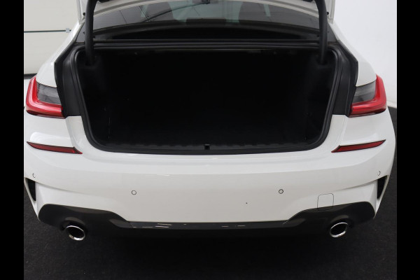 BMW 3-serie 320i M Sport | Head-Up | Stoelverwarming | Leder/Alcantara | Carplay | Live Cockpit | Keyless | Sportstoelen | Climate control