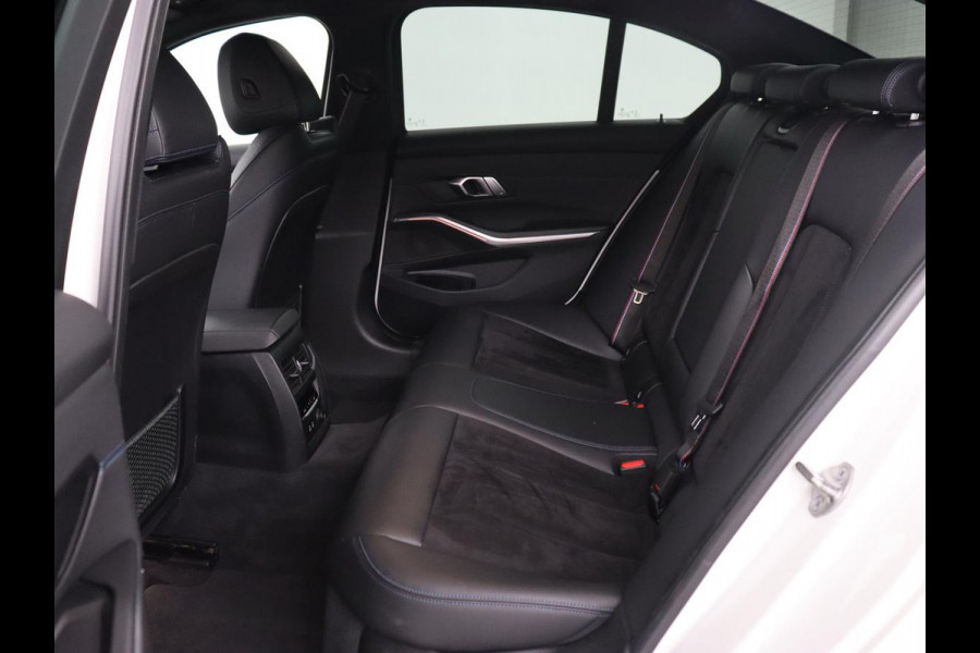 BMW 3-serie 320i M Sport | Head-Up | Stoelverwarming | Leder/Alcantara | Carplay | Live Cockpit | Keyless | Sportstoelen | Climate control