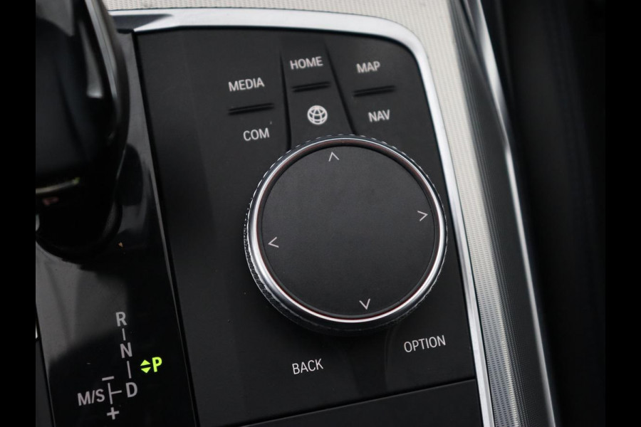 BMW 3-serie 320i M Sport | Head-Up | Stoelverwarming | Leder/Alcantara | Carplay | Live Cockpit | Keyless | Sportstoelen | Climate control