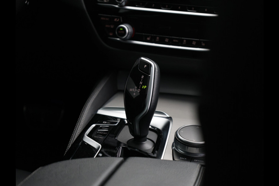 BMW 5 Serie Touring 530i High Executive M-Sport 20inch / Bernina Grau / Pano / Camera / Laser