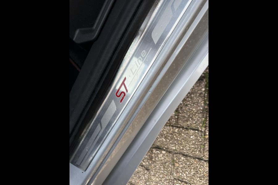 Ford Kuga 1.5 EcoBoost ST Line 150pk Achteruitrijcamera | Bi-Xenon Koplampen | Voorruit verwarming | 2.000kg Trekgewicht