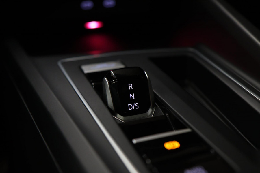 Volkswagen Golf 1.5 eTSI R-Line Business PANO/HK/CAM/CARPLAY/ACC/DCC/VOL