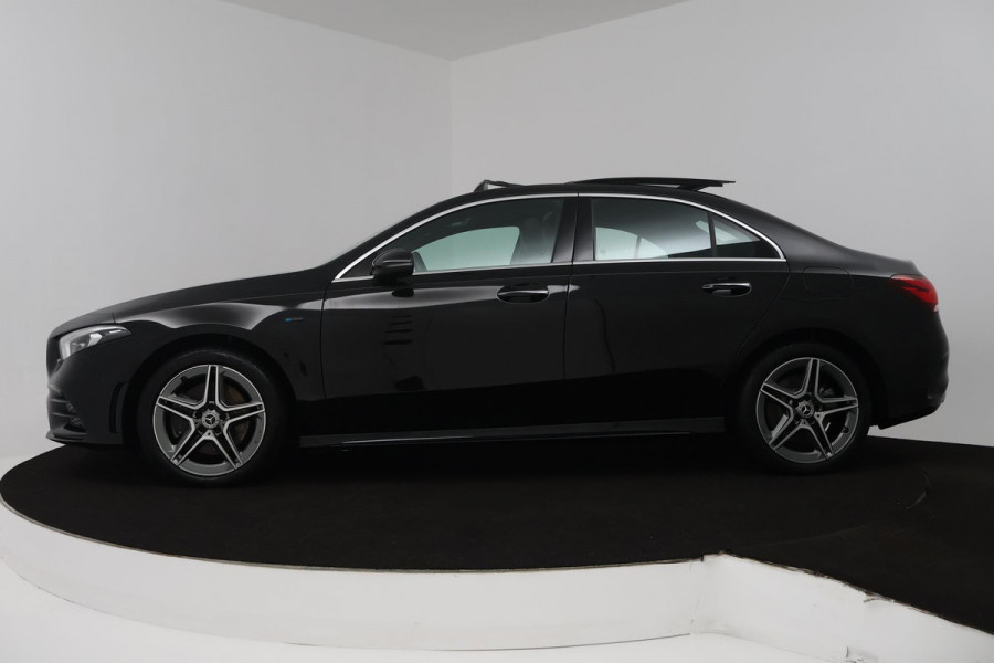 Mercedes-Benz A-Klasse 250 e Premium Plus (PANORAMADAK, STOELVERWARMING, ELEKTR STOELEN, CAMERA, SFEERVERLICHTING, SENSOREN)