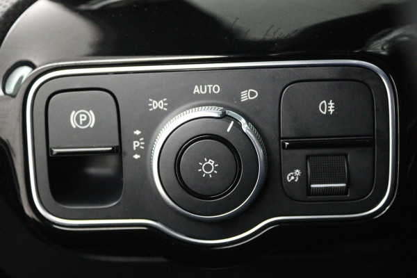Mercedes-Benz A-Klasse 250 e Premium Plus (PANORAMADAK, STOELVERWARMING, ELEKTR STOELEN, CAMERA, SFEERVERLICHTING, SENSOREN)