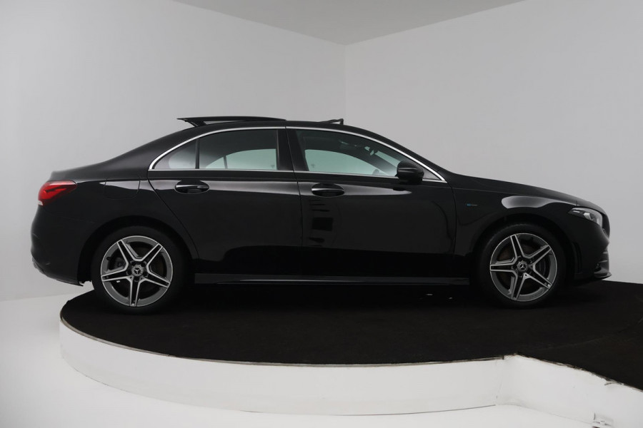 Mercedes-Benz A-Klasse 250 e Premium Plus (PANORAMADAK, STOELVERWARMING, ELEKTR STOELEN, CAMERA, SFEERVERLICHTING, SENSOREN)