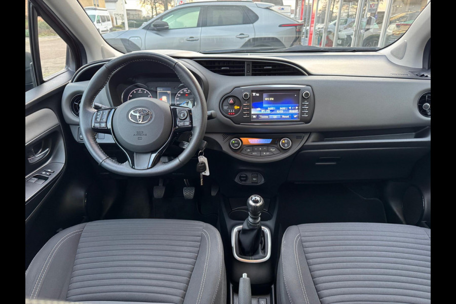 Toyota Yaris 1.5 VVT-i 111pk Active | Trekhaak, Rood parelmoer, Parkeercamera, Cruise control, Climate control