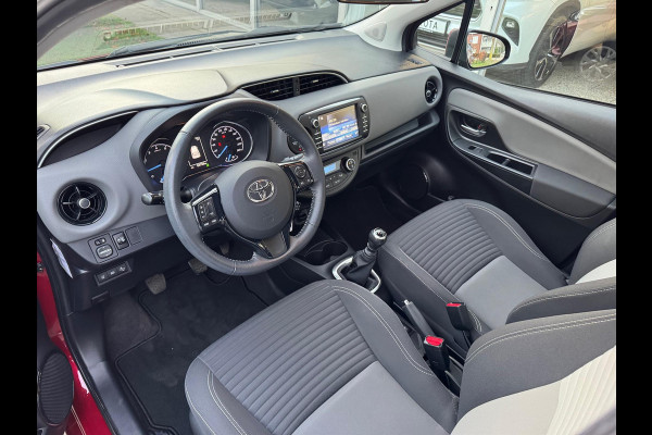 Toyota Yaris 1.5 VVT-i 111pk Active | Trekhaak, Rood parelmoer, Parkeercamera, Cruise control, Climate control