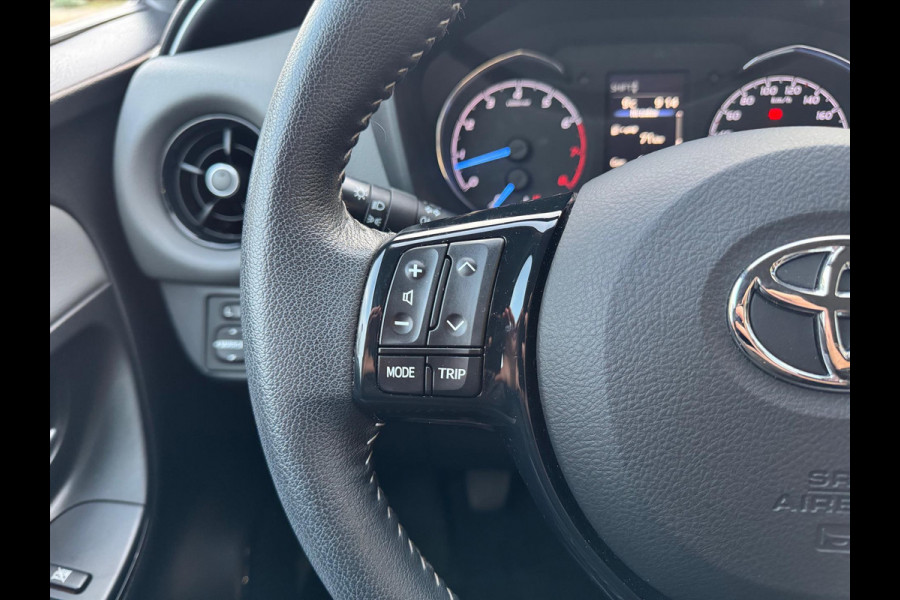 Toyota Yaris 1.5 VVT-i 111pk Active | Trekhaak, Rood parelmoer, Parkeercamera, Cruise control, Climate control