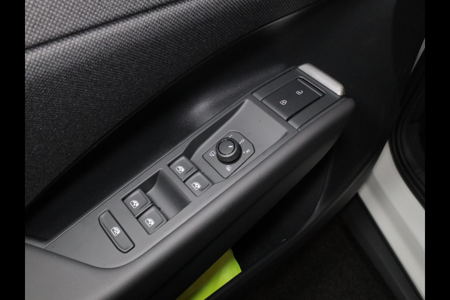 Volkswagen T-Roc Life First Edition 1.5 eTSI 85 kW / 116 PK SUV 7 v