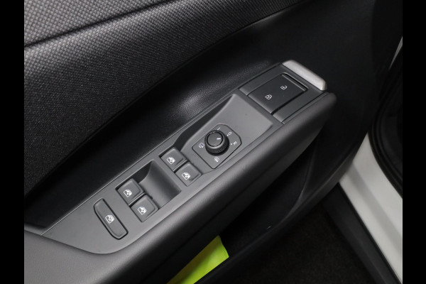 Volkswagen T-Roc Life First Edition 1.5 eTSI 85 kW / 116 PK SUV 7 v