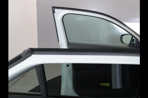 Volkswagen T-Roc Life First Edition 1.5 eTSI 85 kW / 116 PK SUV 7 v