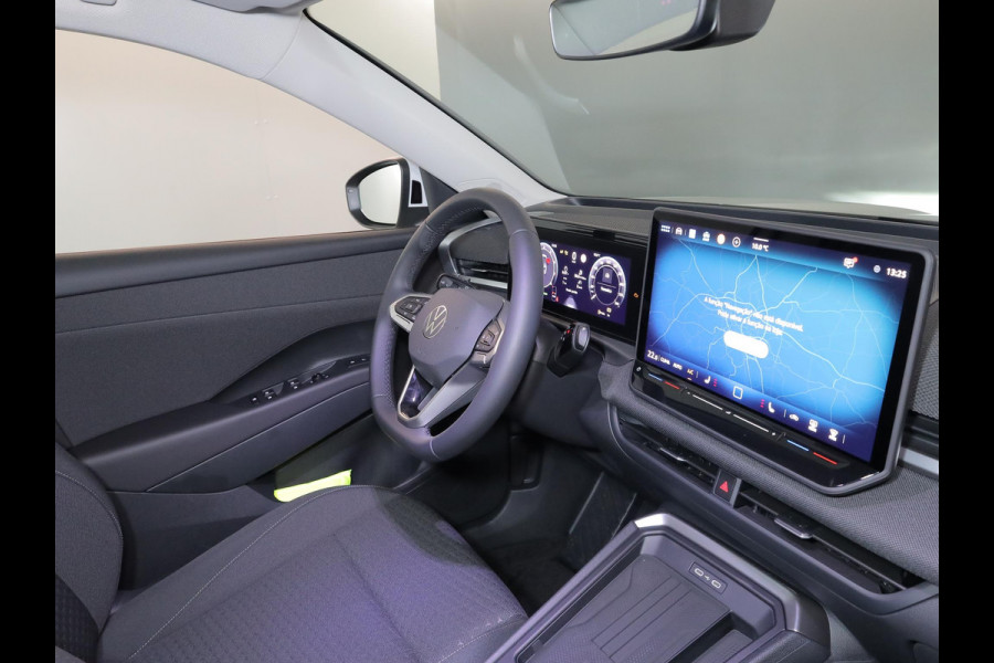 Volkswagen T-Roc Life First Edition 1.5 eTSI 85 kW / 116 PK SUV 7 v