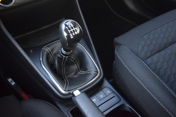 Ford Fiesta 1.0 EcoBoost Hybrid Titanium + NAVIGATIE/DRAADLOOS TELEFOON LADEN