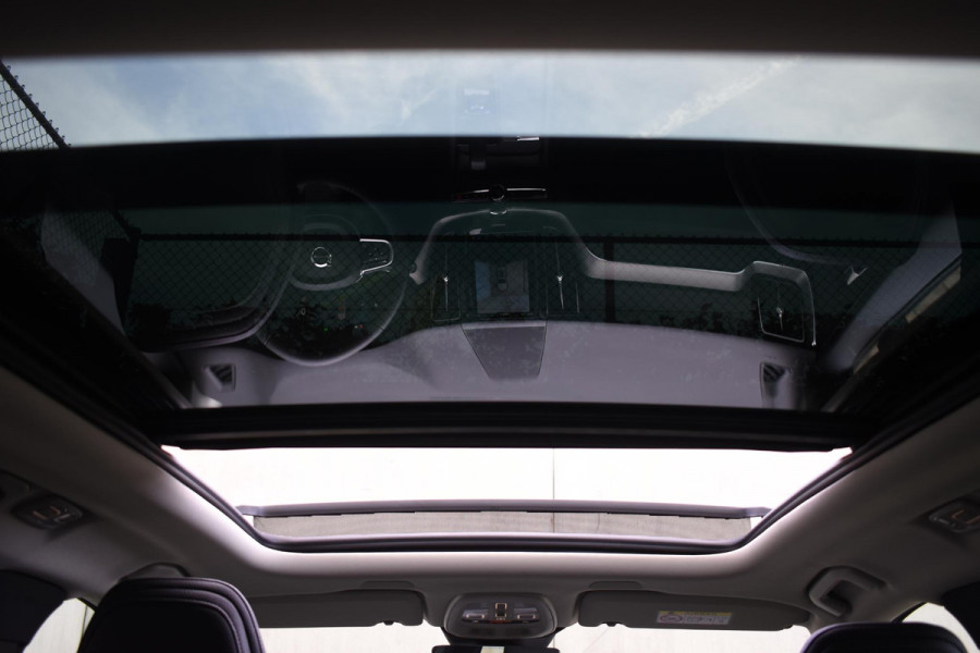 Volvo XC60 T6 350PK Automaat Plug-in Hybrid AWD Plus Dark / Navigatie / 360 Camera / Adaptieve Cruise Control / Stuur & Stoelverwarming / Elektr. Achterklep / Schuifdak / Trekhaak