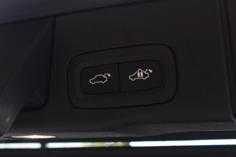 Volvo XC60 T6 350PK Automaat Plug-in Hybrid AWD Plus Dark / Navigatie / 360 Camera / Adaptieve Cruise Control / Stuur & Stoelverwarming / Elektr. Achterklep / Schuifdak / Trekhaak