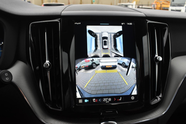 Volvo XC60 T6 350PK Automaat Plug-in Hybrid AWD Plus Dark / Navigatie / 360 Camera / Adaptieve Cruise Control / Stuur & Stoelverwarming / Elektr. Achterklep / Schuifdak / Trekhaak