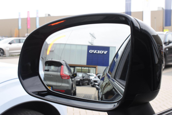 Volvo XC60 T6 350PK Automaat Plug-in Hybrid AWD Plus Dark / Navigatie / 360 Camera / Adaptieve Cruise Control / Stuur & Stoelverwarming / Elektr. Achterklep / Schuifdak / Trekhaak