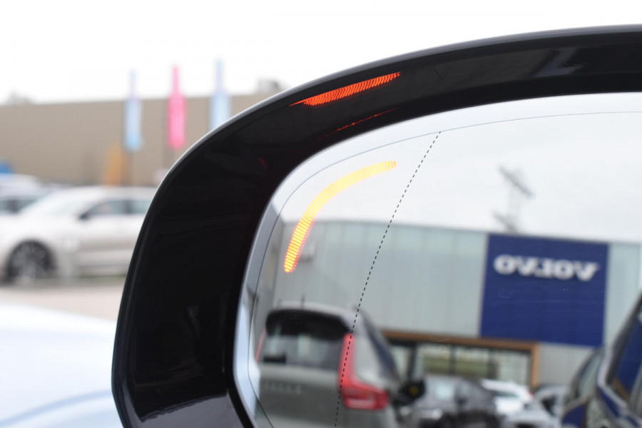 Volvo XC60 T6 350PK Automaat Plug-in Hybrid AWD Plus Dark / Navigatie / 360 Camera / Adaptieve Cruise Control / Stuur & Stoelverwarming / Elektr. Achterklep / Schuifdak / Trekhaak