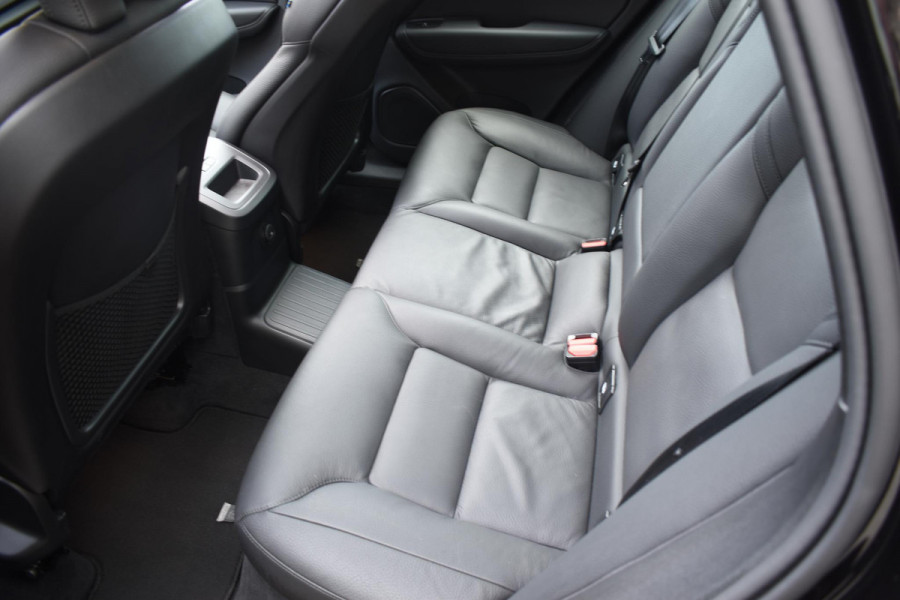 Volvo XC60 T6 350PK Automaat Plug-in Hybrid AWD Plus Dark / Navigatie / 360 Camera / Adaptieve Cruise Control / Stuur & Stoelverwarming / Elektr. Achterklep / Schuifdak / Trekhaak