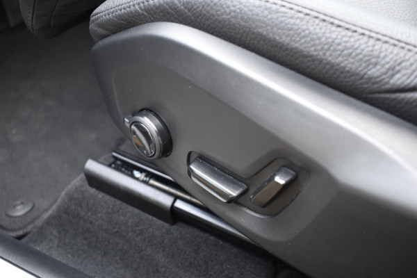 Volvo XC60 T6 350PK Automaat Plug-in Hybrid AWD Plus Dark / Navigatie / 360 Camera / Adaptieve Cruise Control / Stuur & Stoelverwarming / Elektr. Achterklep / Schuifdak / Trekhaak