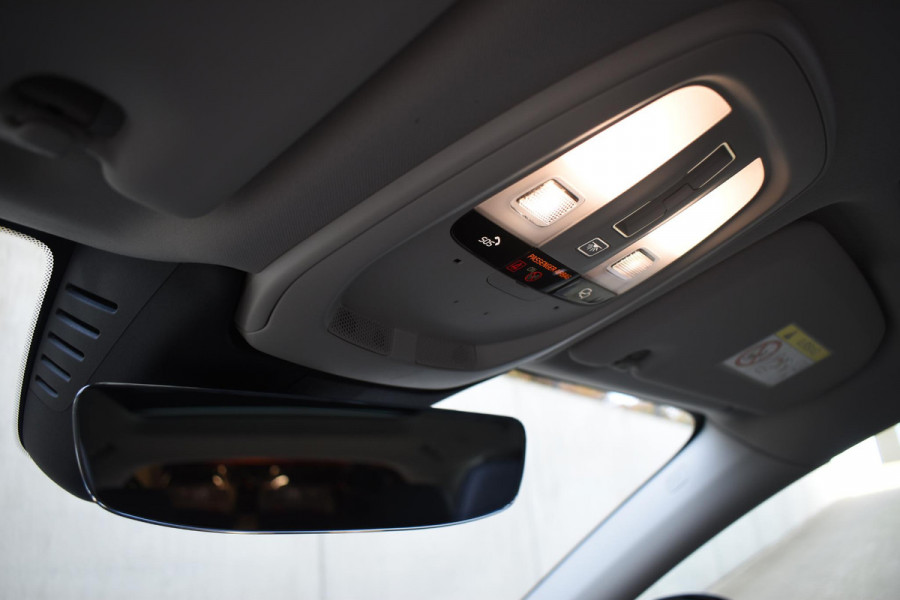 Volvo XC60 T6 350PK Automaat Plug-in Hybrid AWD Plus Dark / Navigatie / 360 Camera / Adaptieve Cruise Control / Stuur & Stoelverwarming / Elektr. Achterklep / Schuifdak / Trekhaak