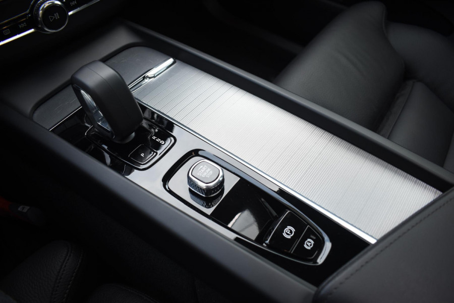 Volvo XC60 T6 350PK Automaat Plug-in Hybrid AWD Plus Dark / Navigatie / 360 Camera / Adaptieve Cruise Control / Stuur & Stoelverwarming / Elektr. Achterklep / Schuifdak / Trekhaak