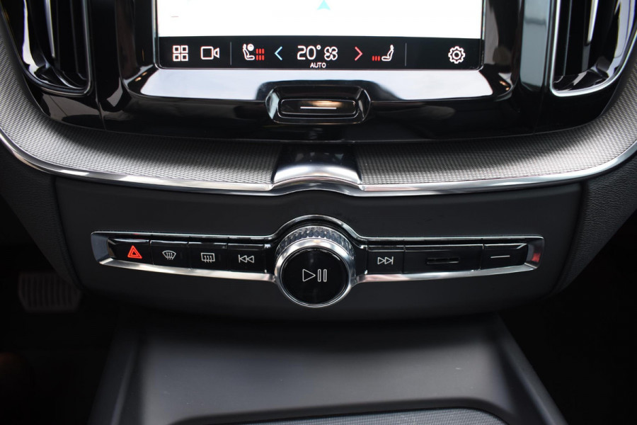 Volvo XC60 T6 350PK Automaat Plug-in Hybrid AWD Plus Dark / Navigatie / 360 Camera / Adaptieve Cruise Control / Stuur & Stoelverwarming / Elektr. Achterklep / Schuifdak / Trekhaak