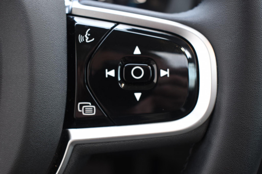 Volvo XC60 T6 350PK Automaat Plug-in Hybrid AWD Plus Dark / Navigatie / 360 Camera / Adaptieve Cruise Control / Stuur & Stoelverwarming / Elektr. Achterklep / Schuifdak / Trekhaak