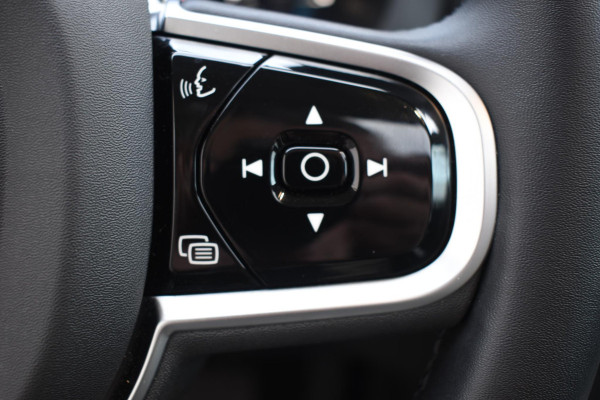 Volvo XC60 T6 350PK Automaat Plug-in Hybrid AWD Plus Dark / Navigatie / 360 Camera / Adaptieve Cruise Control / Stuur & Stoelverwarming / Elektr. Achterklep / Schuifdak / Trekhaak