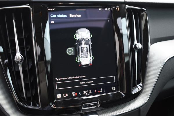 Volvo XC60 T6 350PK Automaat Plug-in Hybrid AWD Plus Dark / Navigatie / 360 Camera / Adaptieve Cruise Control / Stuur & Stoelverwarming / Elektr. Achterklep / Schuifdak / Trekhaak