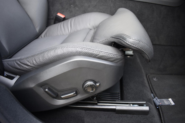 Volvo XC60 T6 350PK Automaat Plug-in Hybrid AWD Plus Dark / Navigatie / 360 Camera / Adaptieve Cruise Control / Stuur & Stoelverwarming / Elektr. Achterklep / Schuifdak / Trekhaak