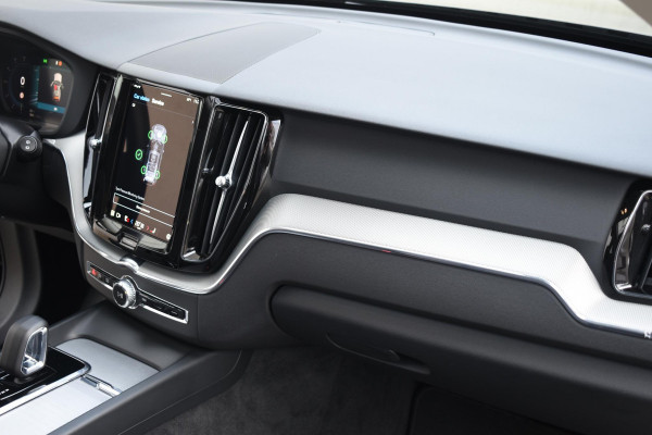 Volvo XC60 T6 350PK Automaat Plug-in Hybrid AWD Plus Dark / Navigatie / 360 Camera / Adaptieve Cruise Control / Stuur & Stoelverwarming / Elektr. Achterklep / Schuifdak / Trekhaak