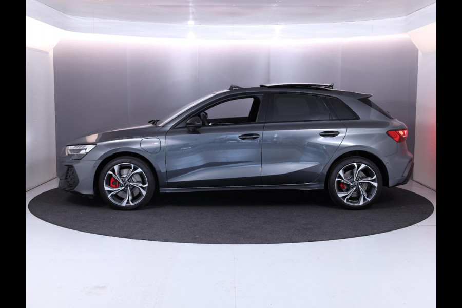 Audi A3 Sportback 45 TFSI e S edition Competition 272 pk SOH 100% S-tronic| Navigatie | Panoramadak | Private lease vanaf €798,- | Achteruitrijcamera | Adaptieve cruise control | Matrix LED koplampen |