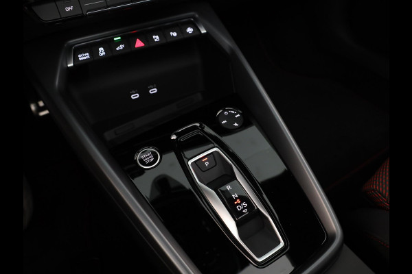 Audi A3 Sportback 45 TFSI e S edition Competition 272 pk SOH 100% S-tronic| Navigatie | Panoramadak | Private lease vanaf €798,- | Achteruitrijcamera | Adaptieve cruise control | Matrix LED koplampen |