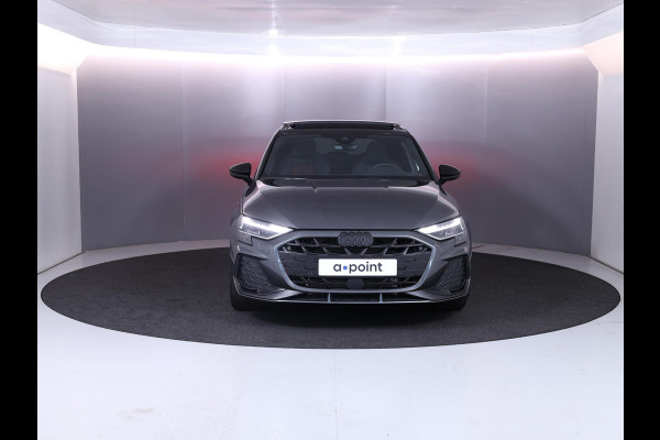 Audi A3 Sportback 45 TFSI e S edition Competition 272 pk SOH 100% S-tronic| Navigatie | Panoramadak | Private lease vanaf €798,- | Achteruitrijcamera | Adaptieve cruise control | Matrix LED koplampen |