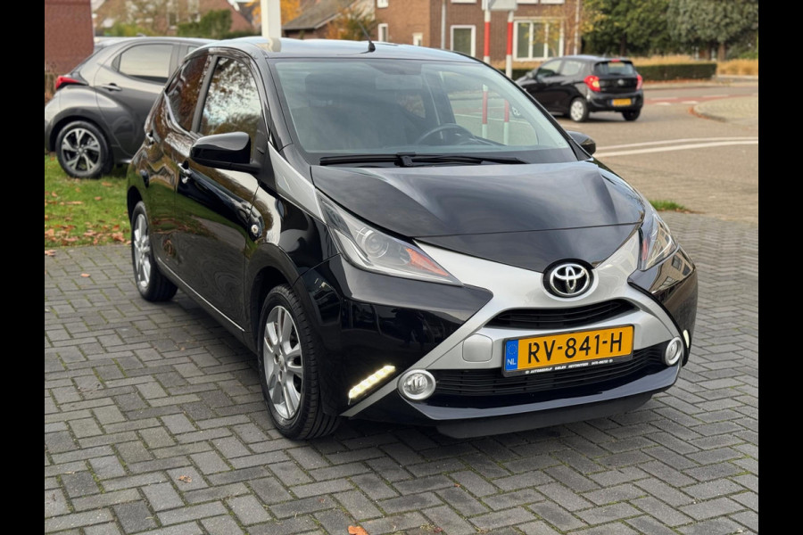 Toyota Aygo 1.0 VVT-i X-Joy | Eerste eigenaar, Lichtmetalen velgen, Climate control, Privacy glass, Apple CarPlay/Android auto, Nieuw geleve
